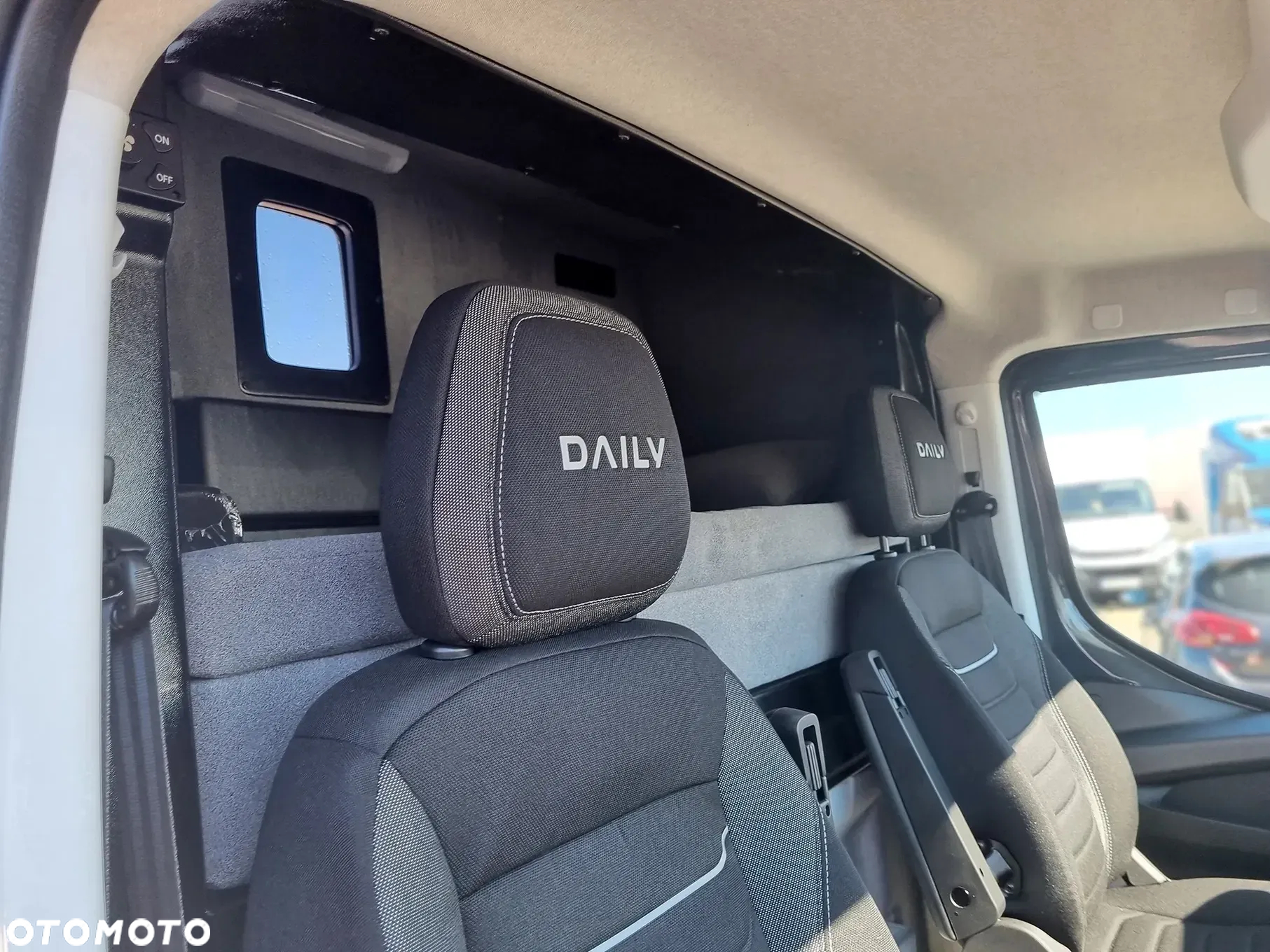 Iveco Daily autolaweta z kabina sypalną 3,5t na haku POLMAR - 12