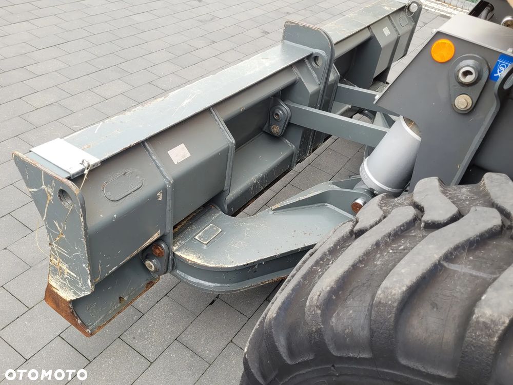 Liebherr A910 compact / 3 łyżki + widły / 2018rok / 2 x pług / - 16