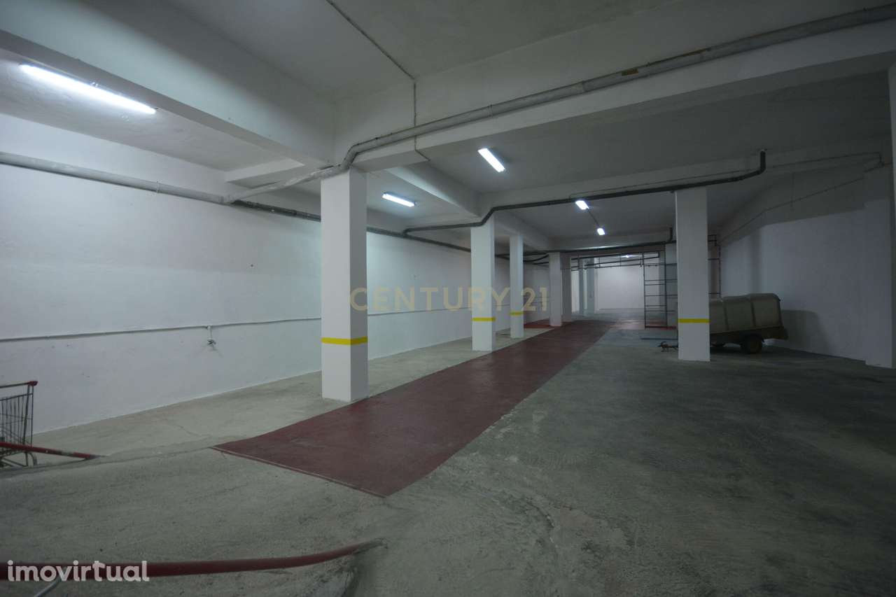 ESPAÇO PARA ARMAZÉM OU GARAGENS COM 821 M2 SITUADO NA BAIXA ALBUFEIRA - Grande imagem: 4/9