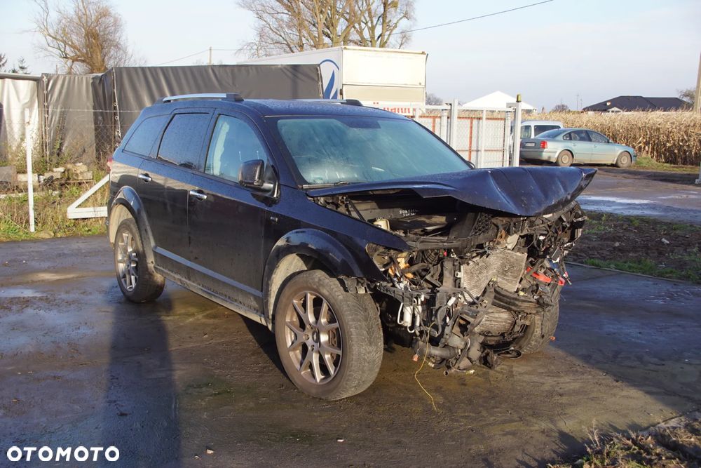 Auto na części - Fiat Freemont 2.0 MultiJet 140 KM 939B5000 C63563517 628 2014R Silnik Skrzynia Drzwi Błotnik Lusterko Zderzak Klapa Lampa Deska Kokpit Sterownik Moduł Czujnik Licznik Wyświetlacz Kierownica Panel - 3