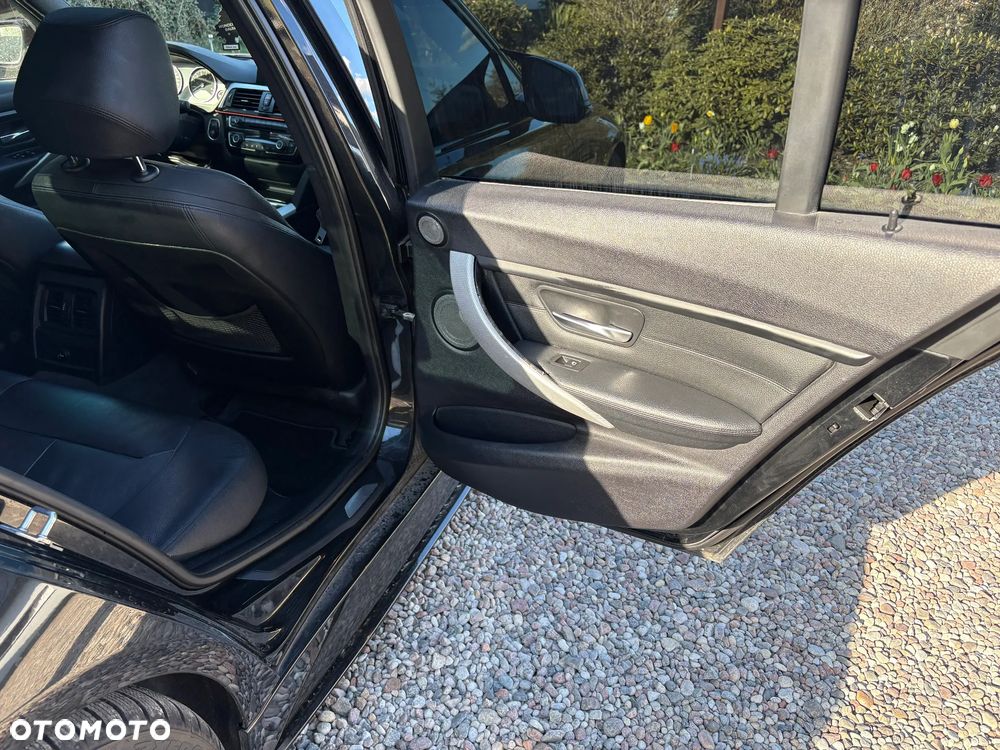 BMW Seria 3 335i Sport-Aut Luxury Line - 36