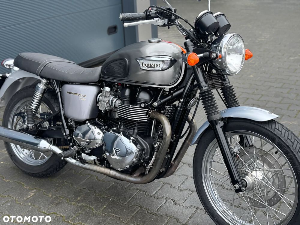 Triumph Bonneville - 8
