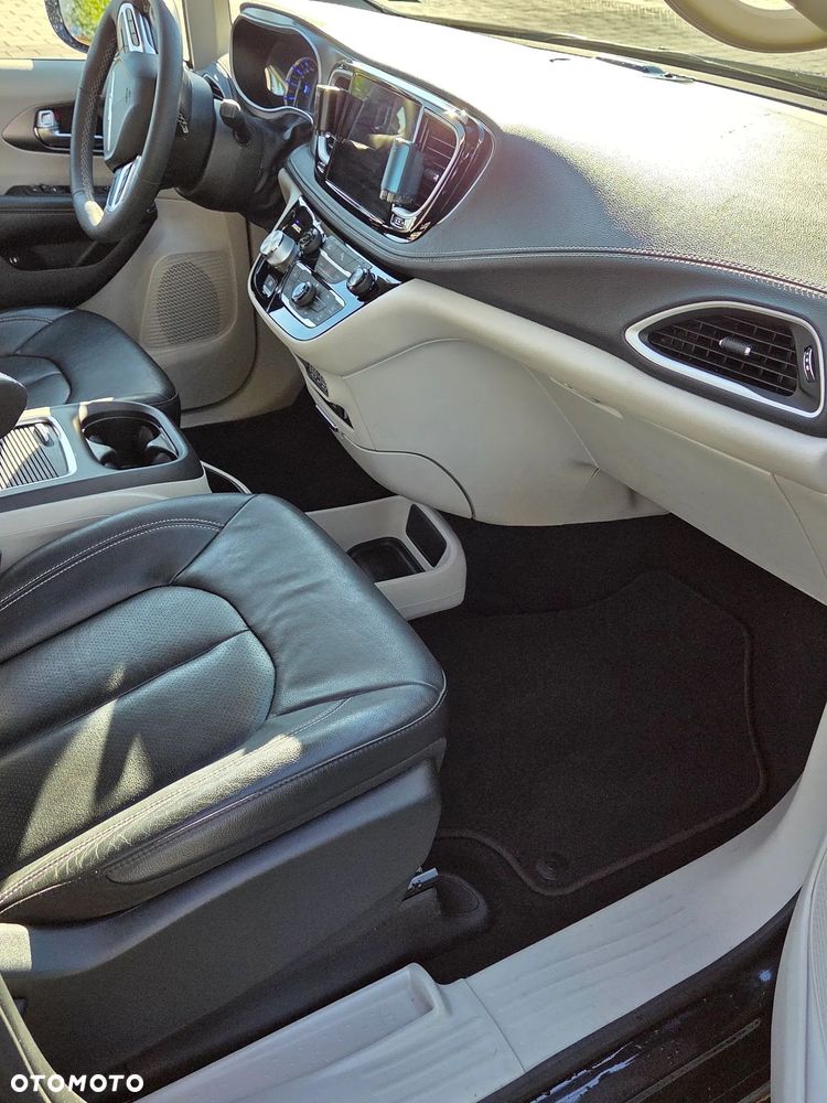 Chrysler Pacifica - 17