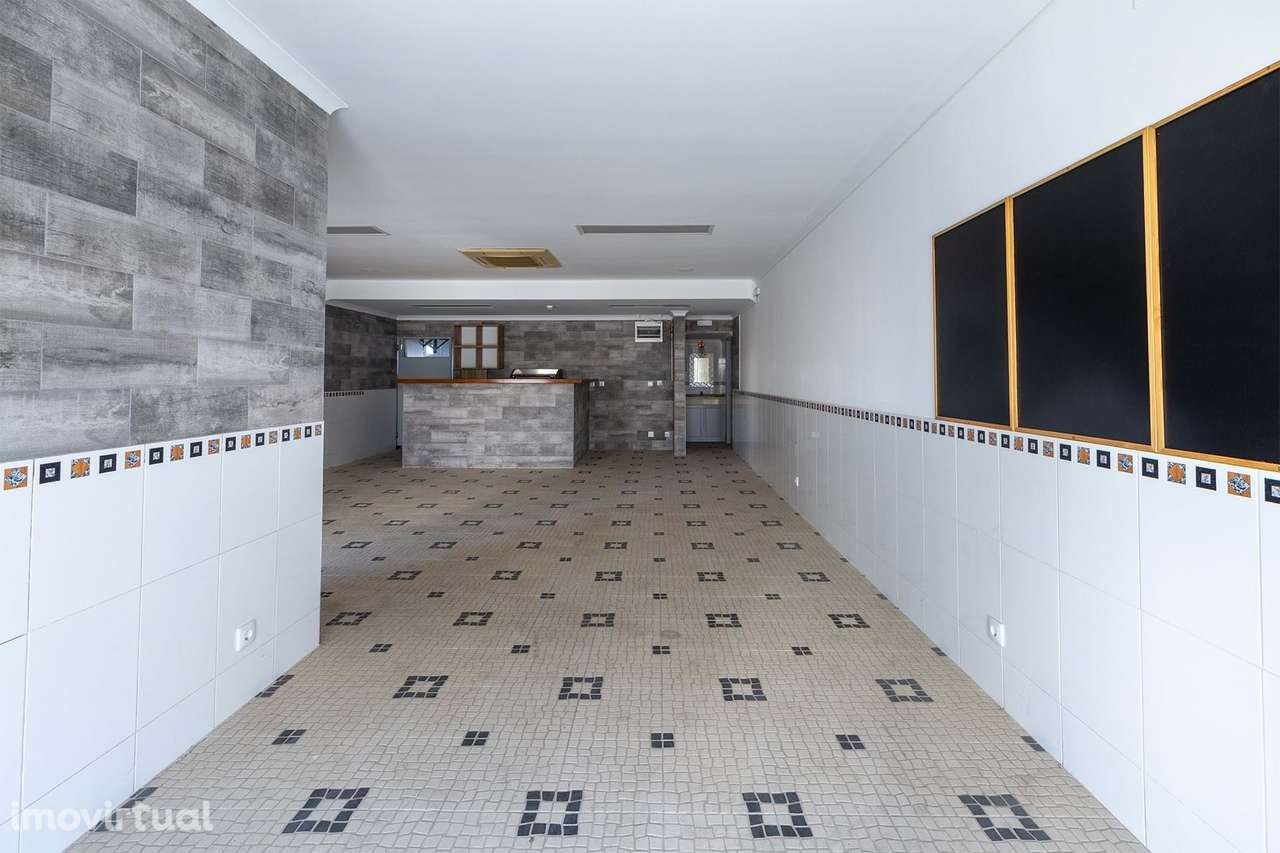 FANTÁSTICO ESPAÇO COMERCIAL VERSÁTIL  PARA VENDA EM LAGOS - Grande imagem: 3/17