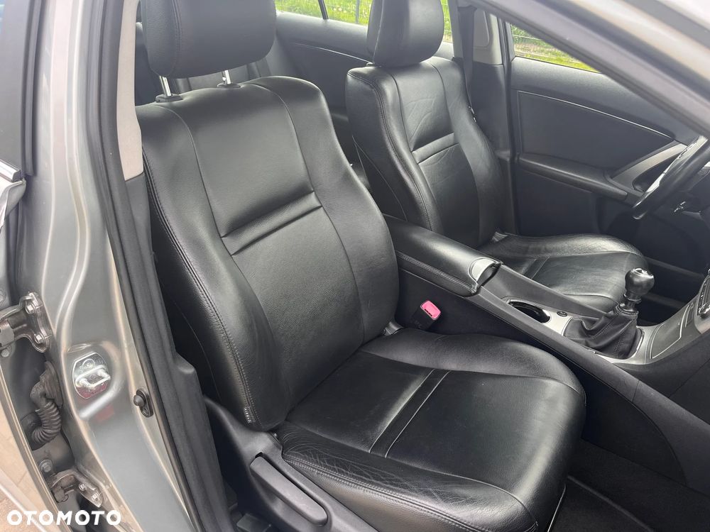 Toyota Avensis 1.6 Premium - 18
