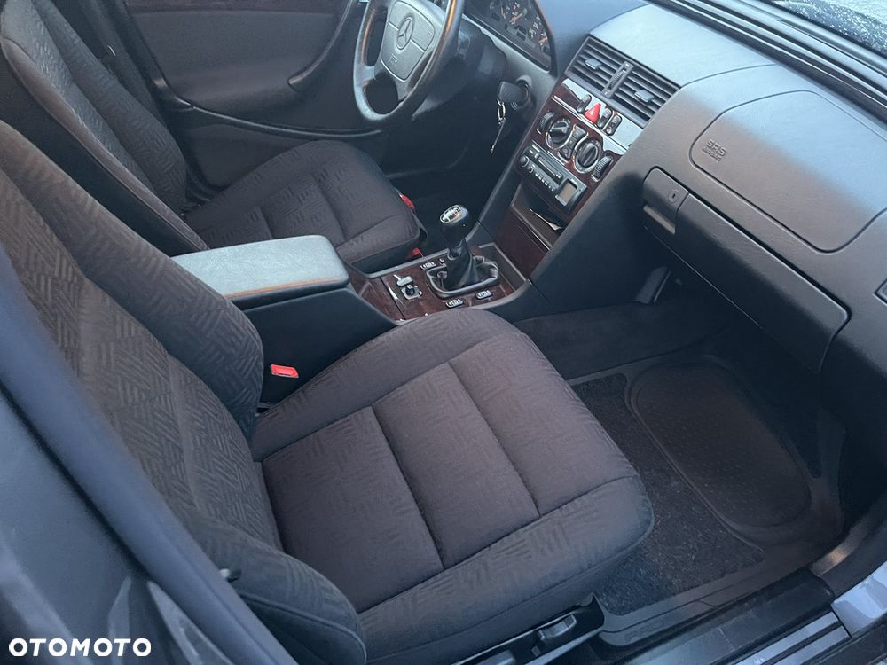 Mercedes-Benz Klasa C 180 Classic - 31