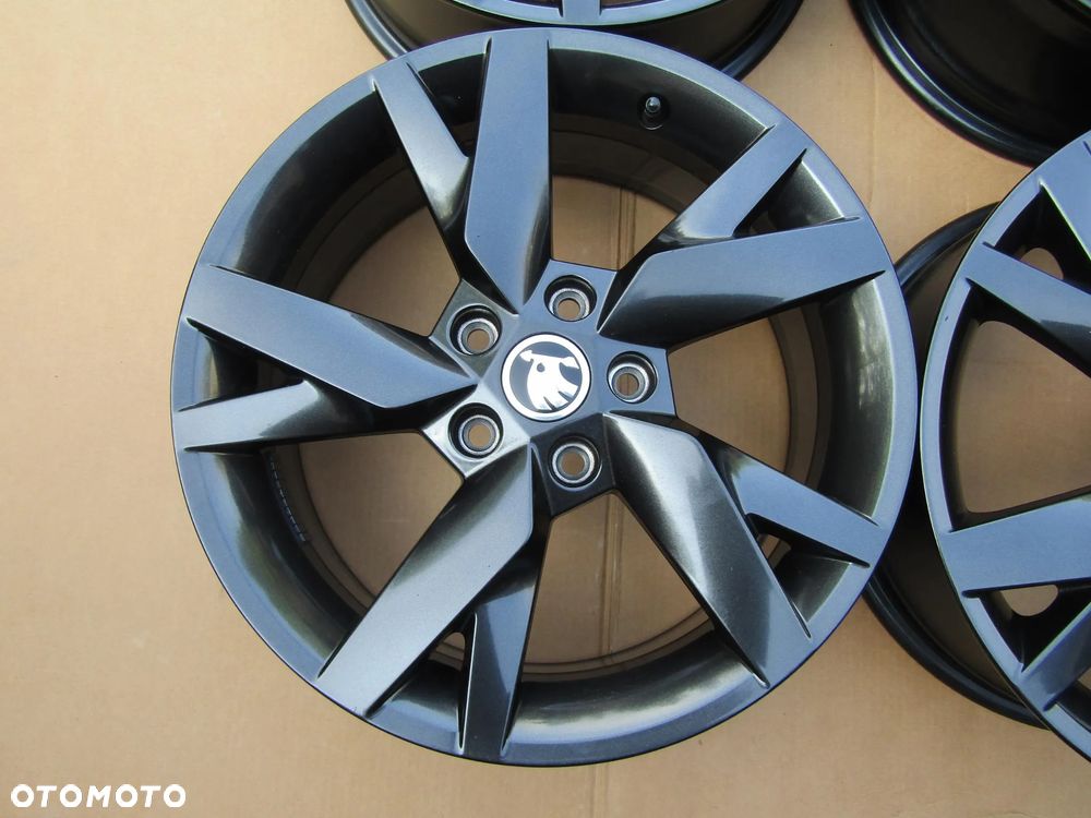 4x Felgi Aluminiowe 17 Skoda Kodiaq Karoq Octavia II III IV Superb Yeti 6,5 j 5x112 ET46 / 5E3601025 STAN IDEALNY - 8