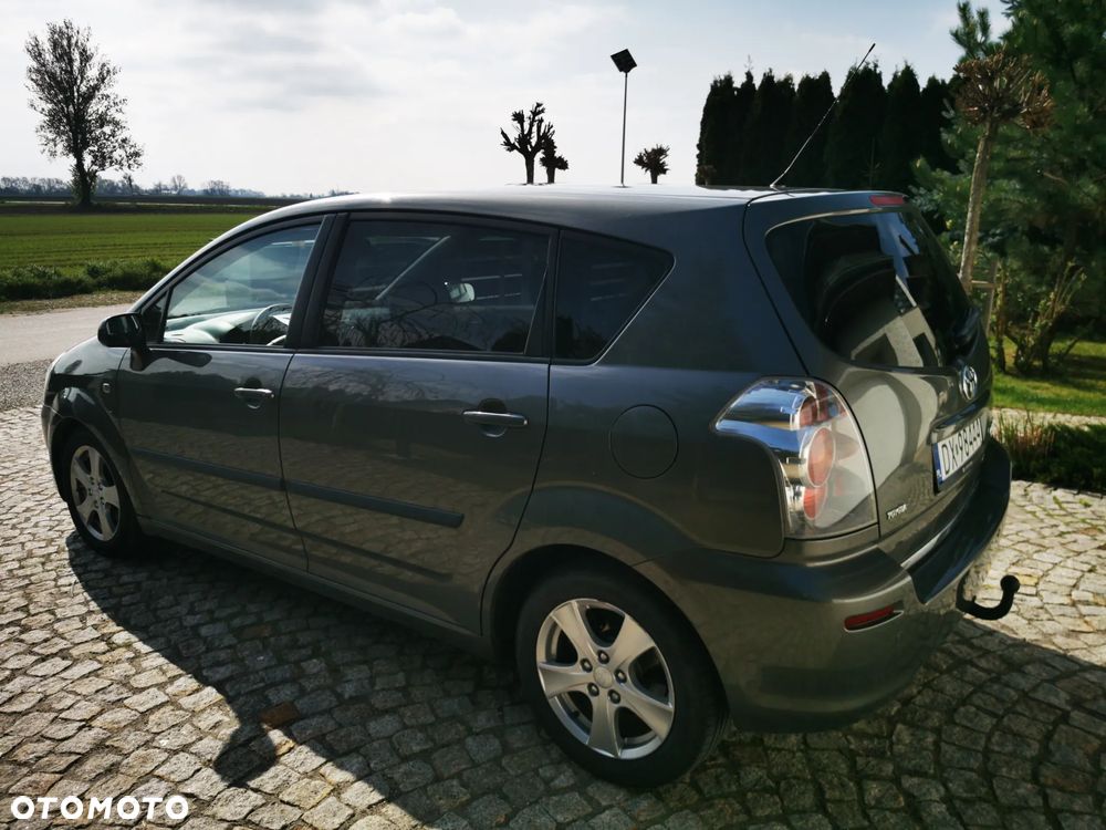 Toyota Corolla Verso 2.2 D-4D - 4