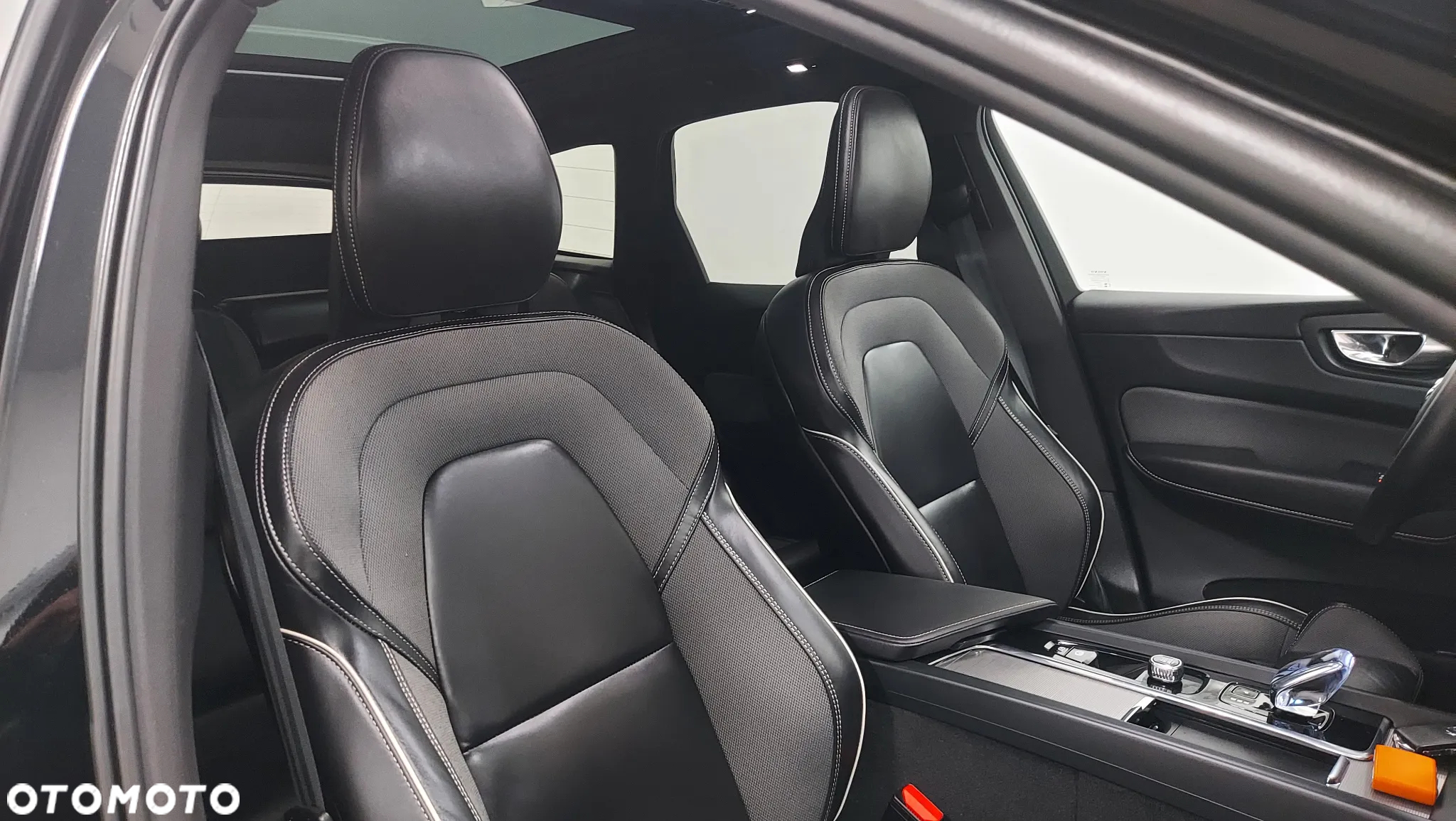 Volvo XC 60 B4 D AWD Plus Dark - 24