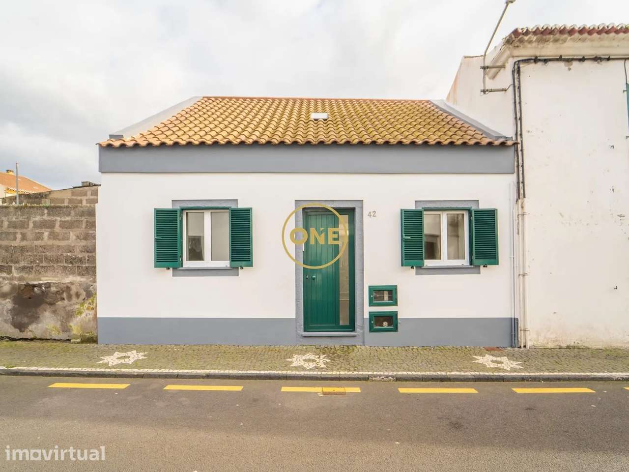 Moradia totalmente renovada, no centro da Ribeira Grande - Grande imagem: 2/26