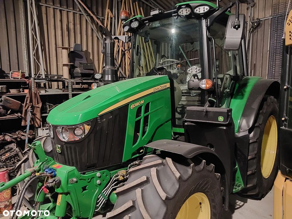 John Deere 6090m - 6