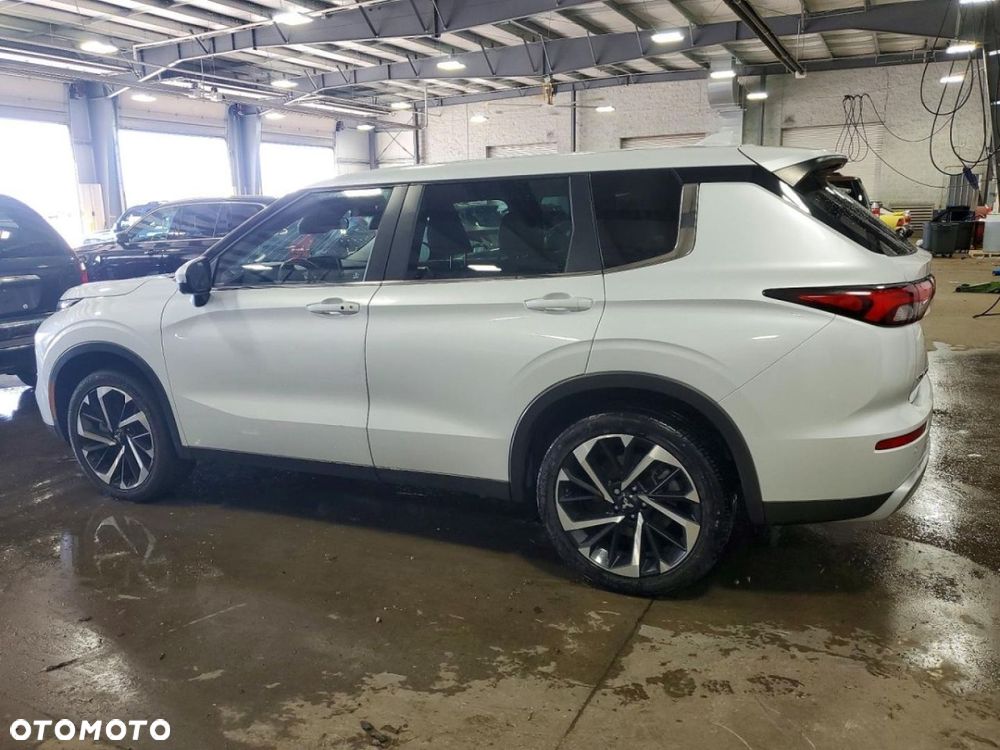 Mitsubishi Outlander - 2