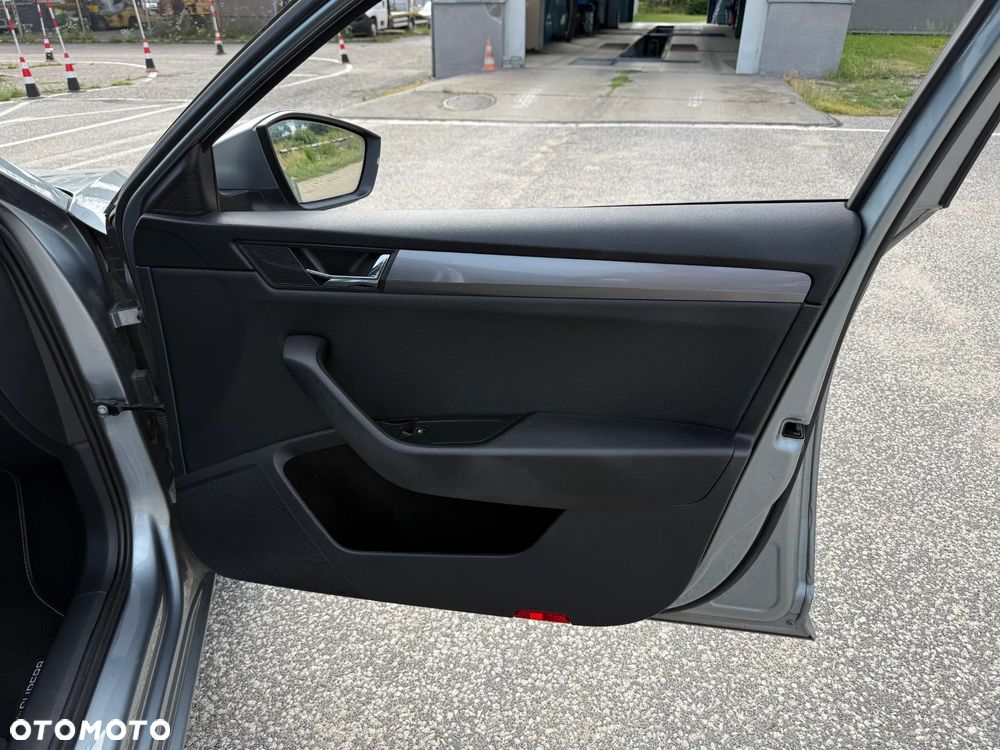 Skoda Superb 2.0 TDI Premium Edition - 24