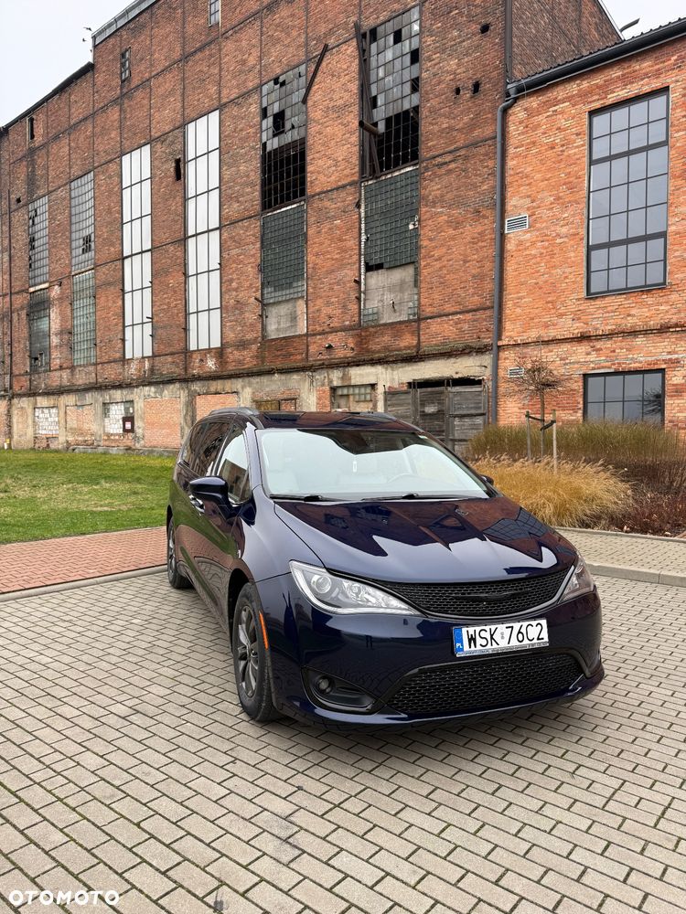 Chrysler Pacifica - 2