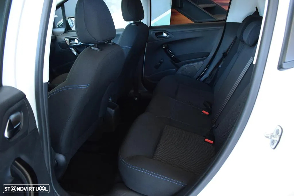 Peugeot 208 1.2 PureTech Signature - 30