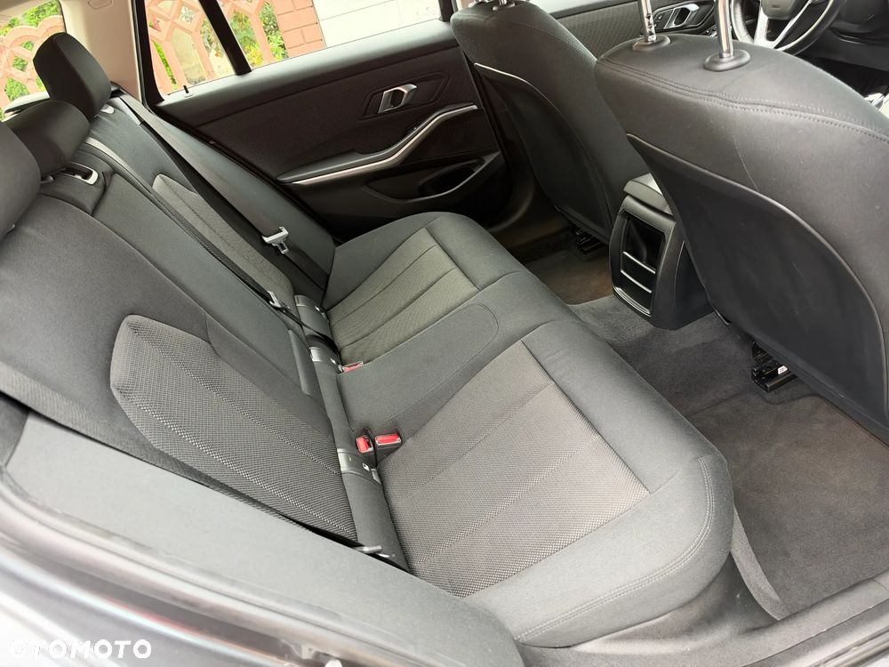 BMW Seria 3 318i Advantage - 32
