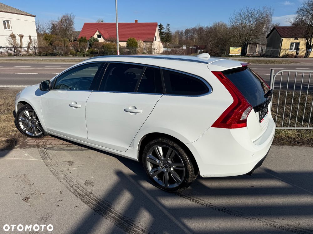 Volvo V60 T6 AWD Geartronic Summum - 4