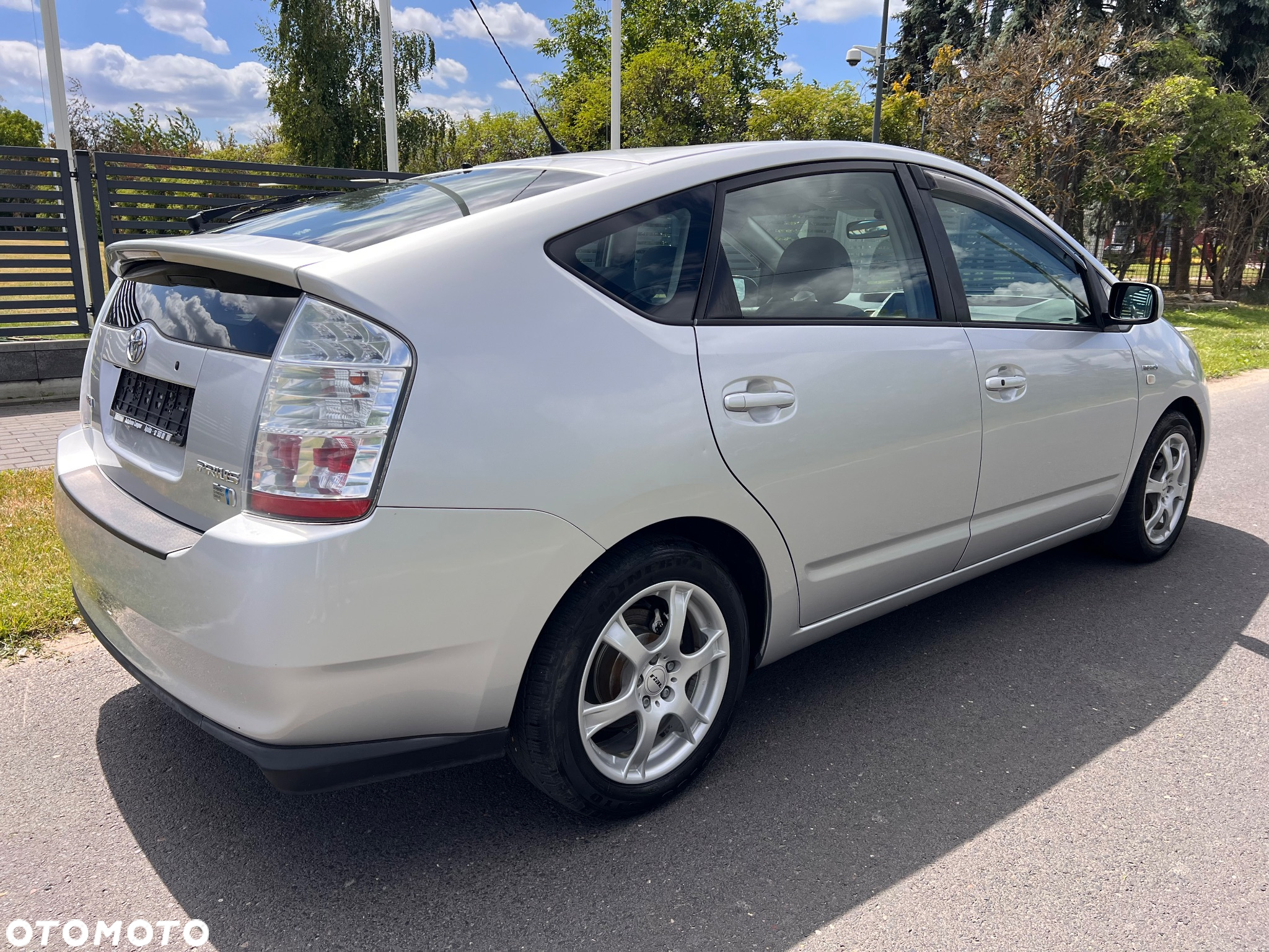 Toyota Prius (Hybrid) Executive - 3