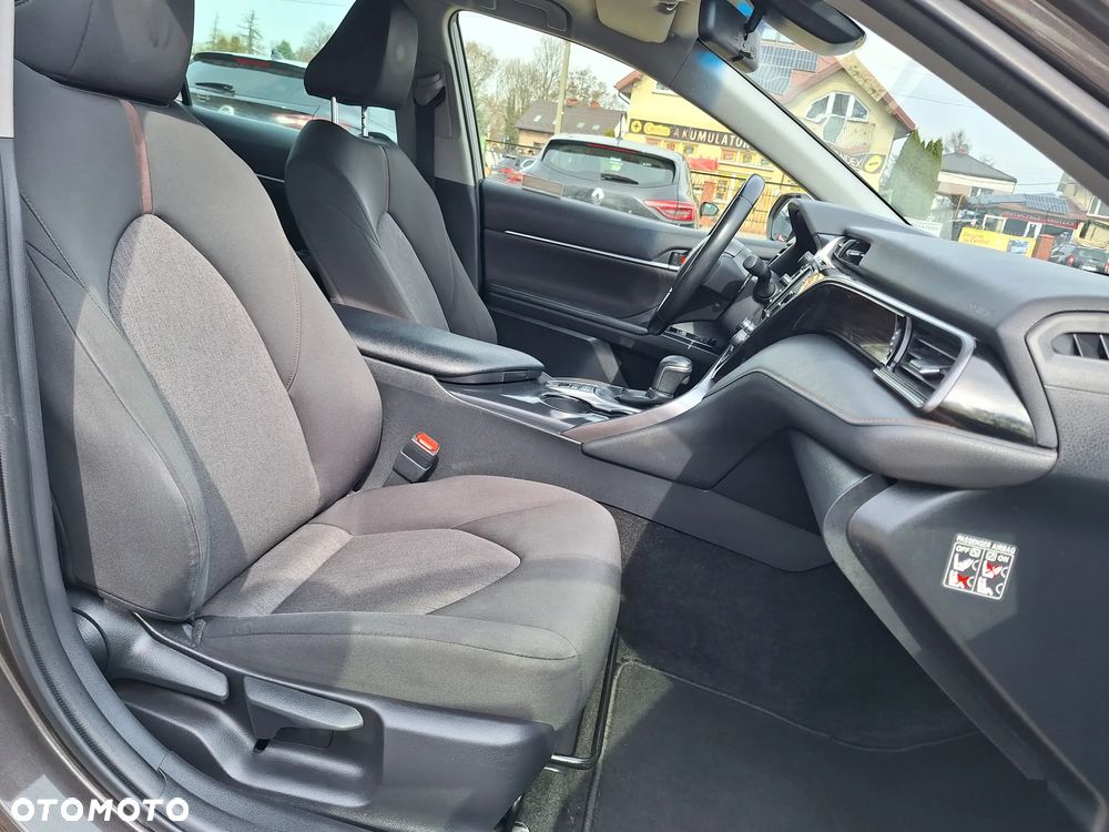 Toyota Camry 2.5 Hybrid Comfort CVT - 25