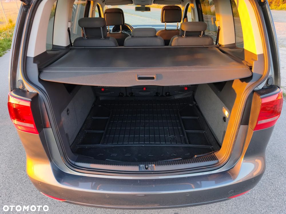 Volkswagen Touran - 12