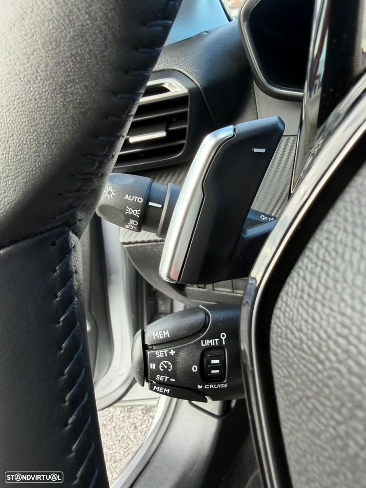 Peugeot 208 1.2 Hybrid Allure e-DCS6 - 19