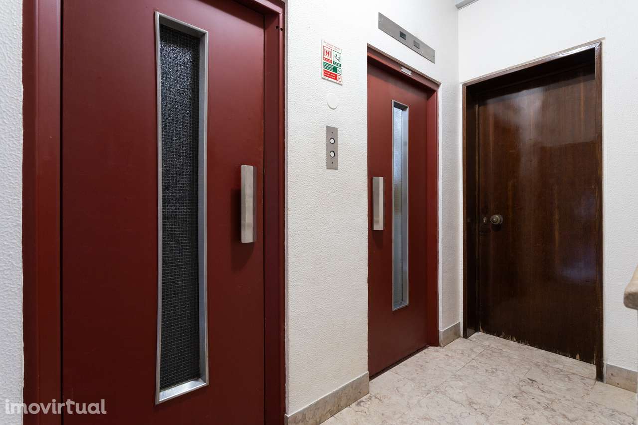 T3 para Arrendamento em MIRAFLORES – Rua Plácido Abreu - Grande imagem: 2/37