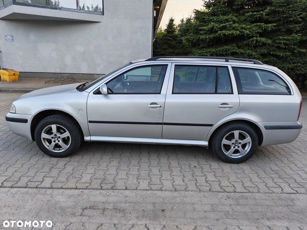 Skoda Octavia 1.6 Ambiente - 10