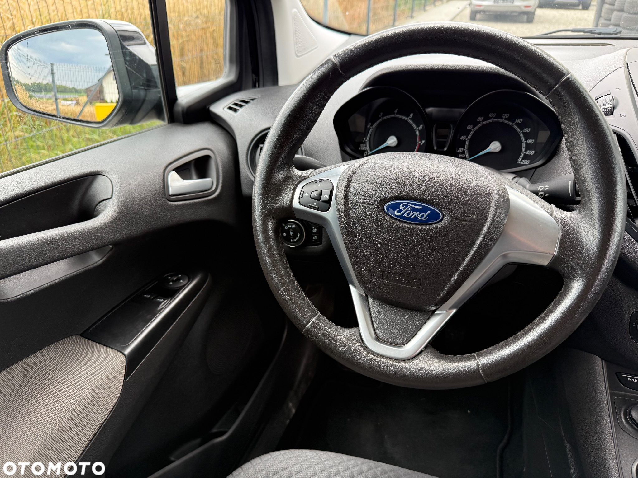 Ford Transit Courier - 22