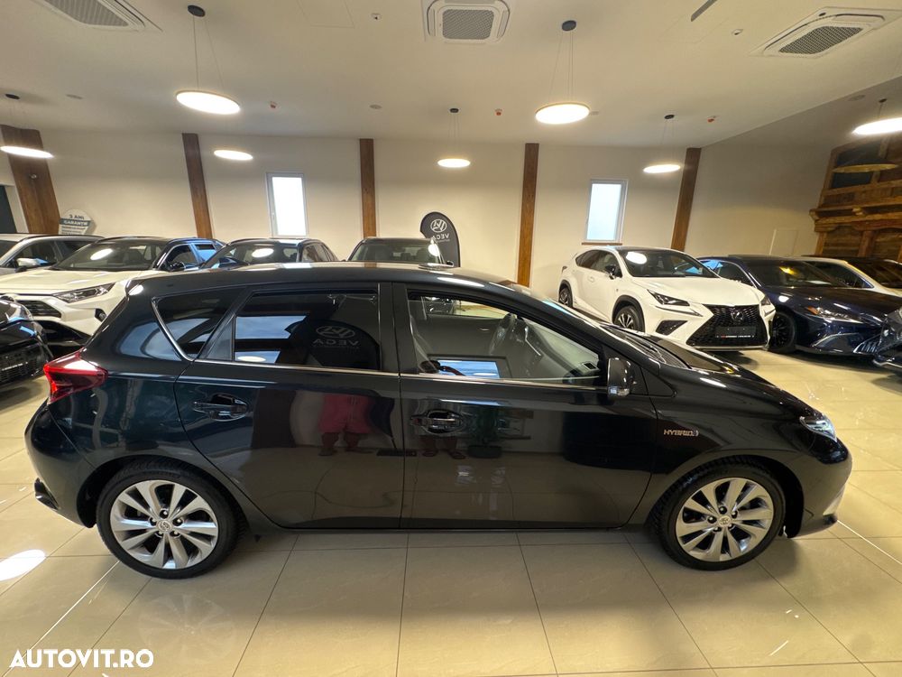 Toyota Auris 1.8 L VVT-i HSD Sol + - 6