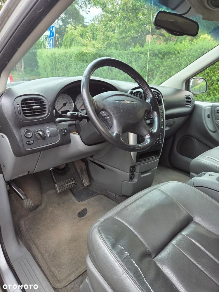 Chrysler Town & Country - 13