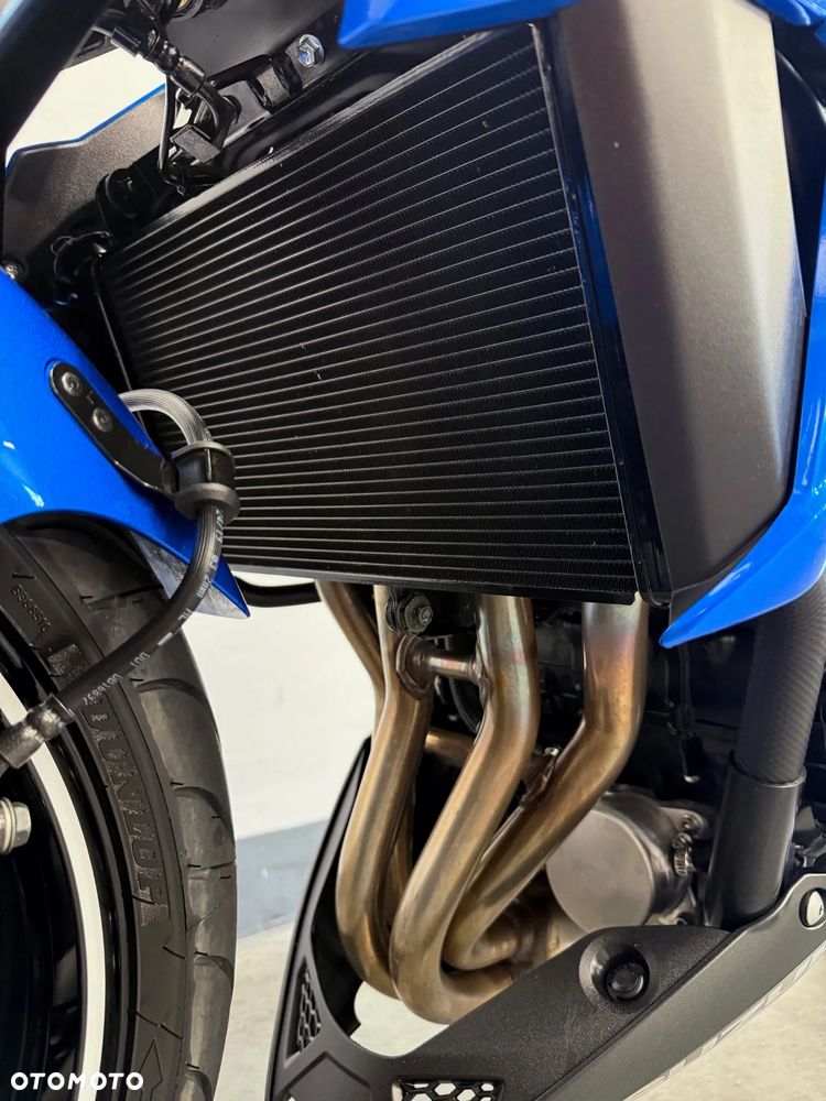Suzuki GSX - 26