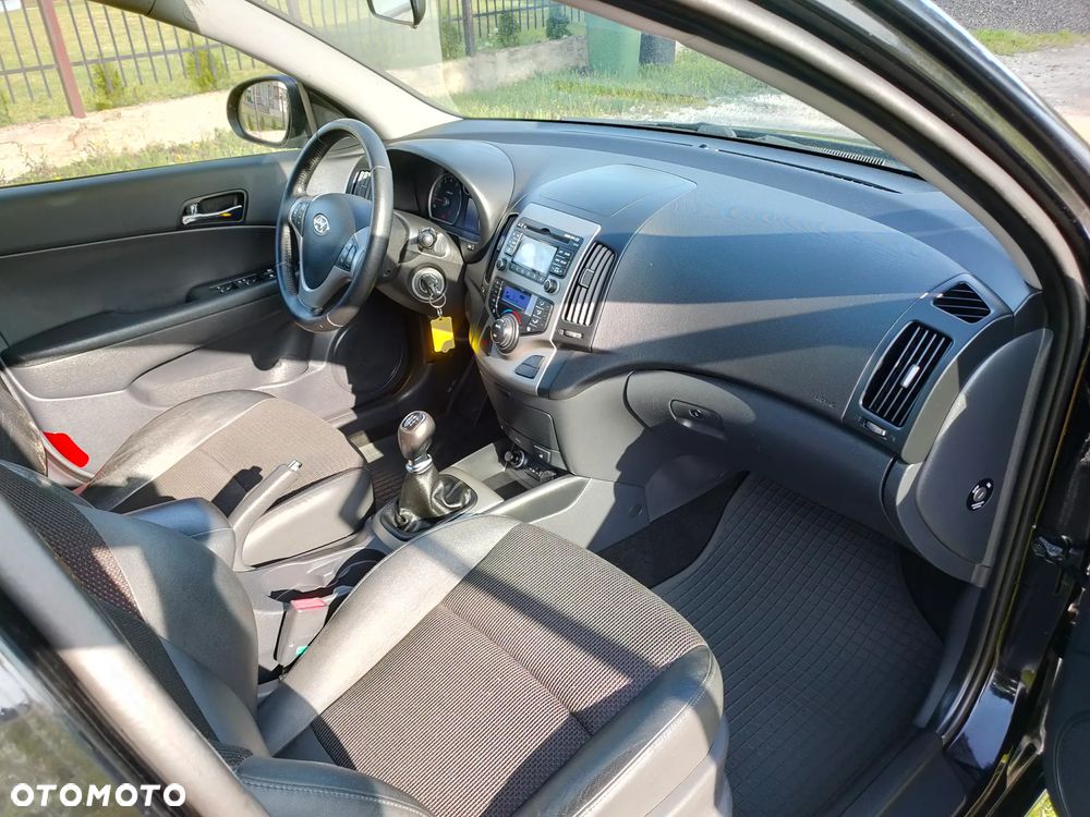 Hyundai i30 1.4 Base + - 28