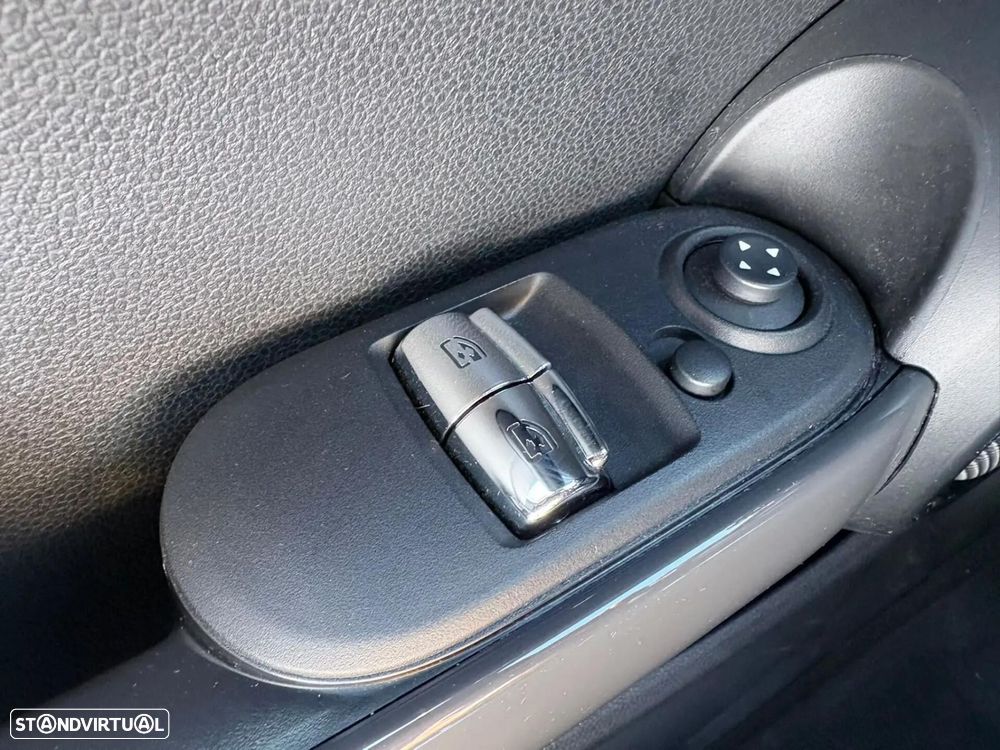 MINI 3 Portas One - 32