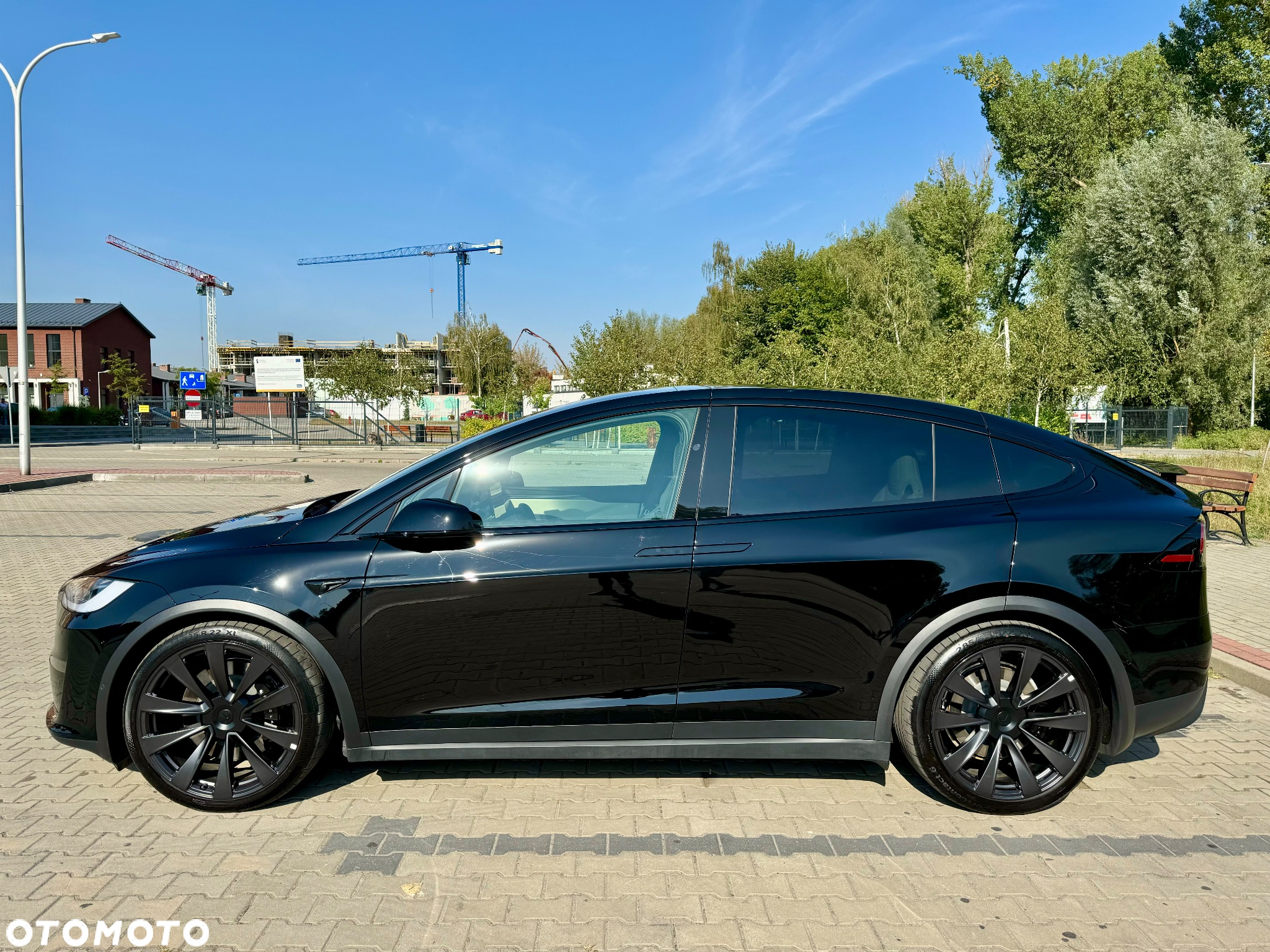 Tesla Model X Plaid - 14