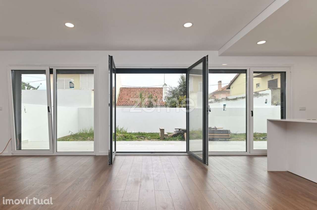 Moradia T4, a estrear, com 3 pisos, localizada em S. Domingos de Rana. - Grande imagem: 3/27