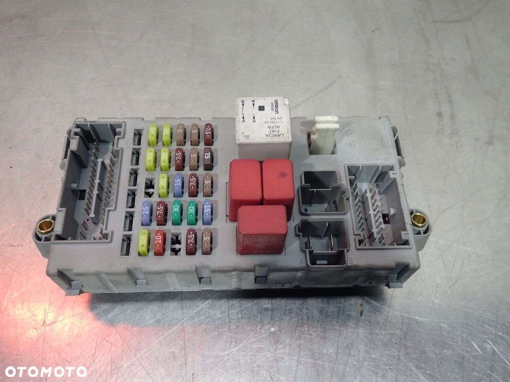 SKRZYNKA BEZPIECZNIKÓW FIAT BRAVO II 51829178 - 2