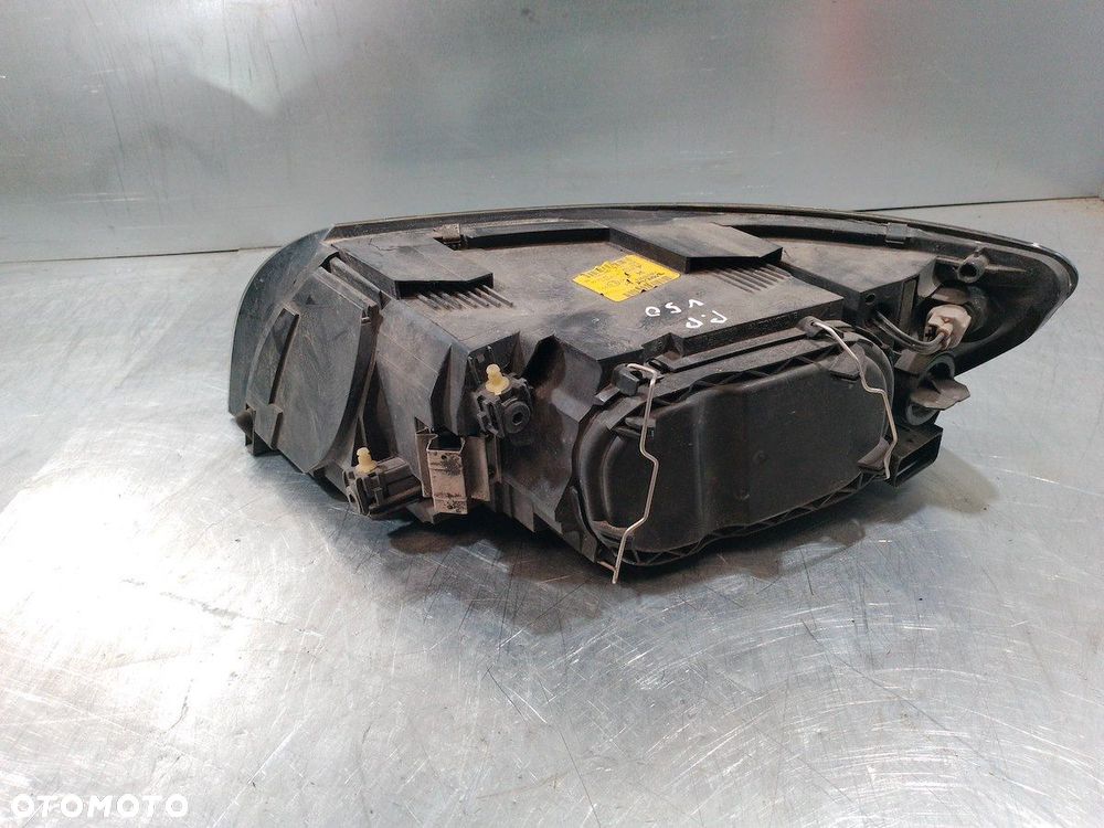 LAMPA PRAWA PRZÓD VOLVO V50 30698886   0301198204 - 3