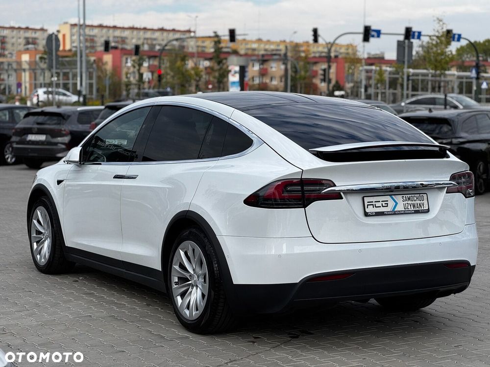 Tesla Model X - 4