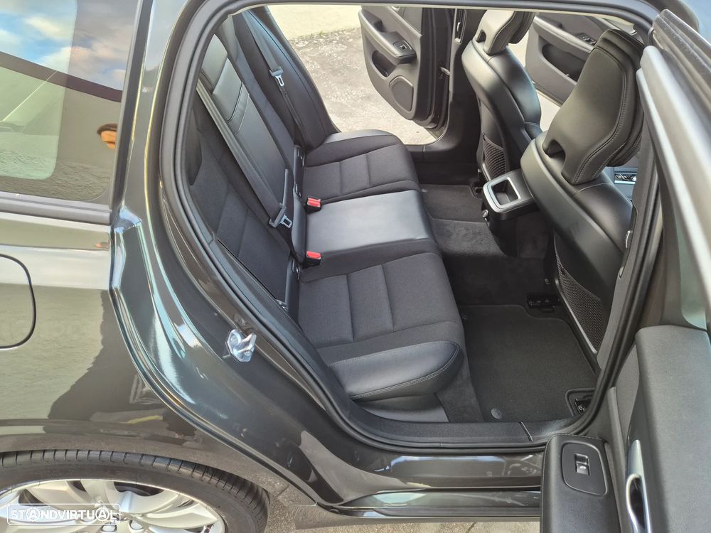 Volvo V60 2.0 D3 Momentum Plus - 35