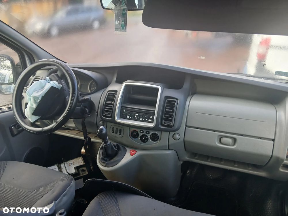 Opel Vivaro 2.5 146KM G9U 630 silnik M73 skrzynia U82 kolor maska pokrywa silnika klapa bagażnika zderzak lampa reflektor pas przedni stop lampy halogeny przeciwmgłowe odblaski grill atrapa znaczek błotnik - 8