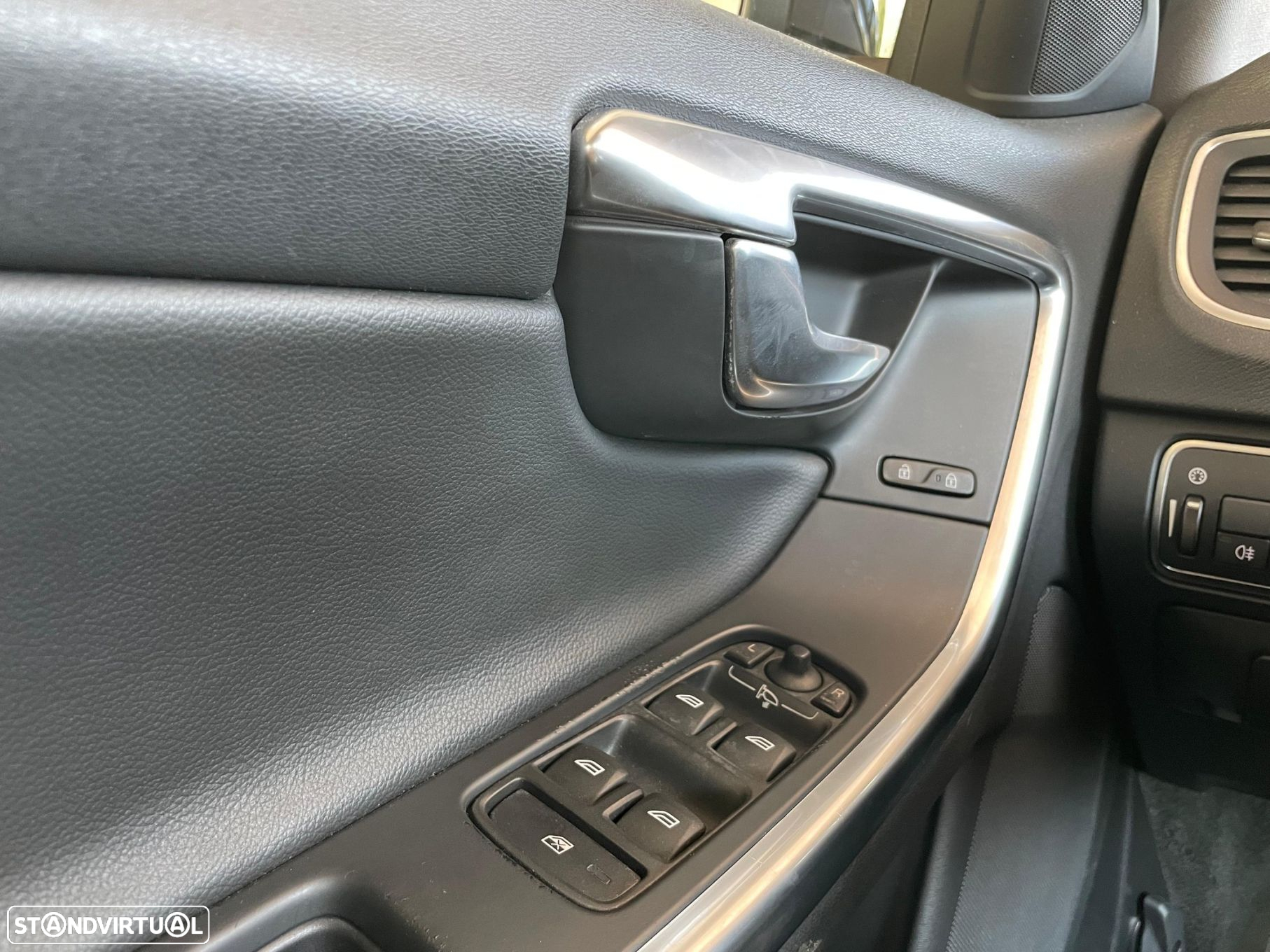 Volvo V60 2.4 D6 Momentum AWD Phev - 16