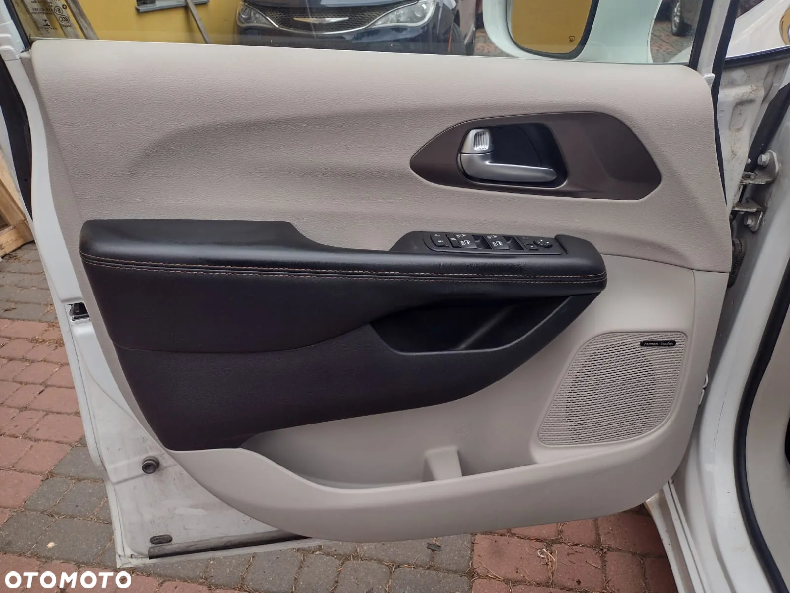 Chrysler Pacifica - 11