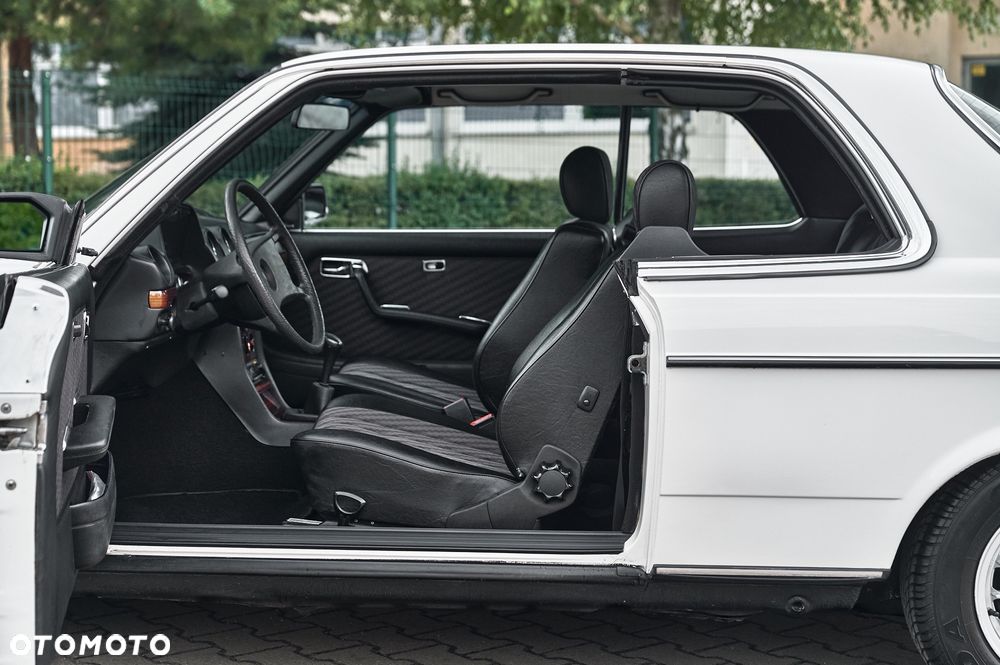 Mercedes-Benz W123 - 23
