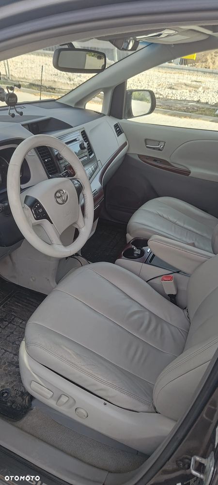 Toyota Sienna 3.5 V6 - 6