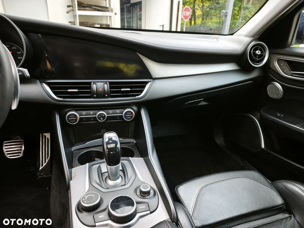 Alfa Romeo Giulia 2.0 Turbo 16V AT8-Q4 Veloce Ti - 10