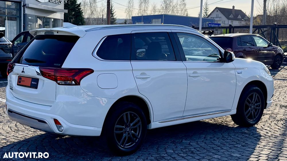 Mitsubishi Outlander PHEV 2.4 L 4X4 Intense - 3