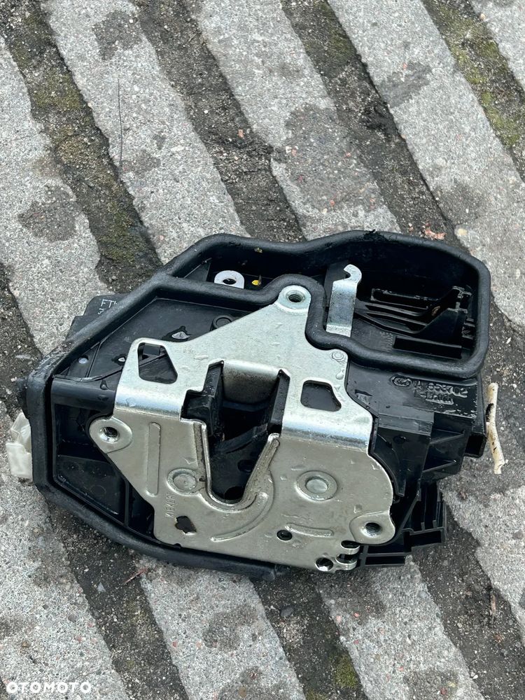 BMW E60 E70 ZAMEK DRZWI LEWY PRZÓD 7229461 - 2