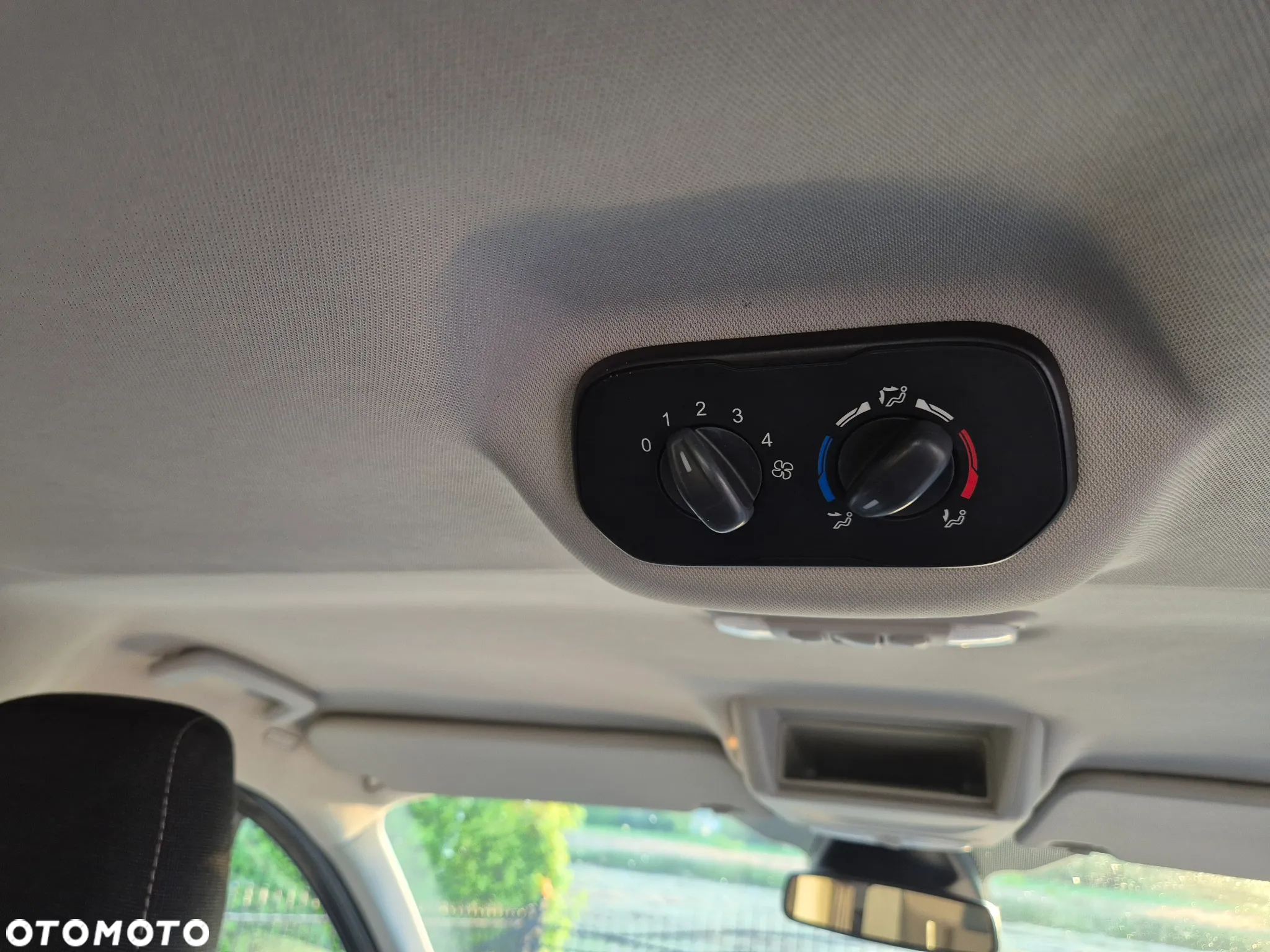Ford Tourneo Custom - 22
