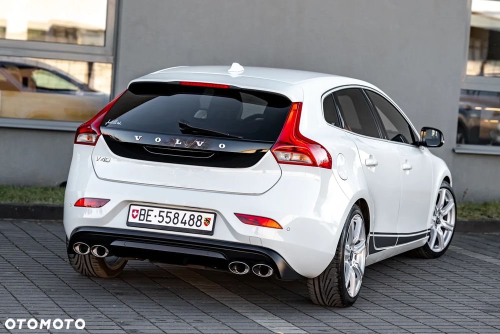 Volvo V40 T4 R Design - 8