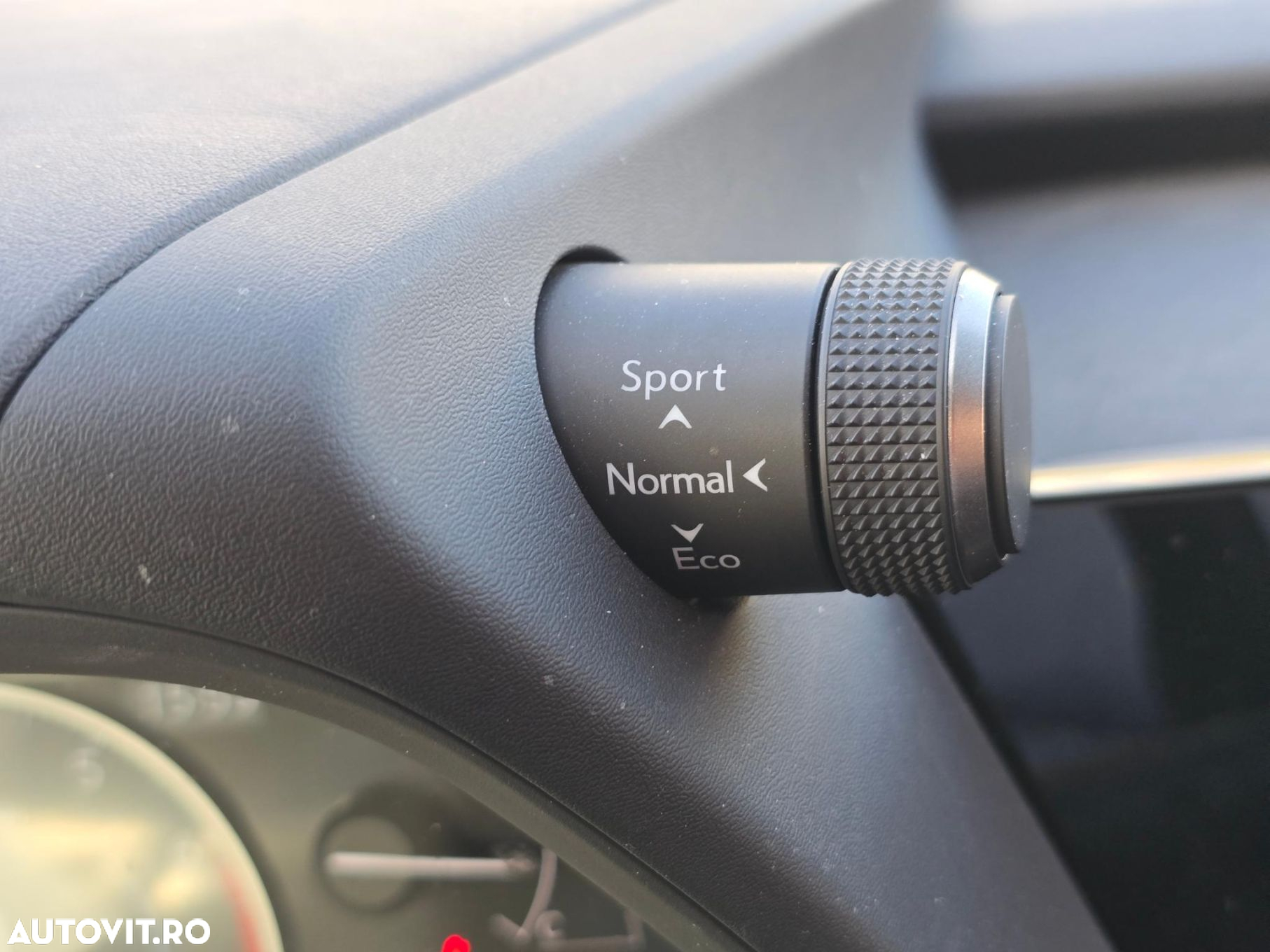 Lexus UX 250h 2.0L HEV 20H- (178 HP) 4X2 CVT Executive - 18